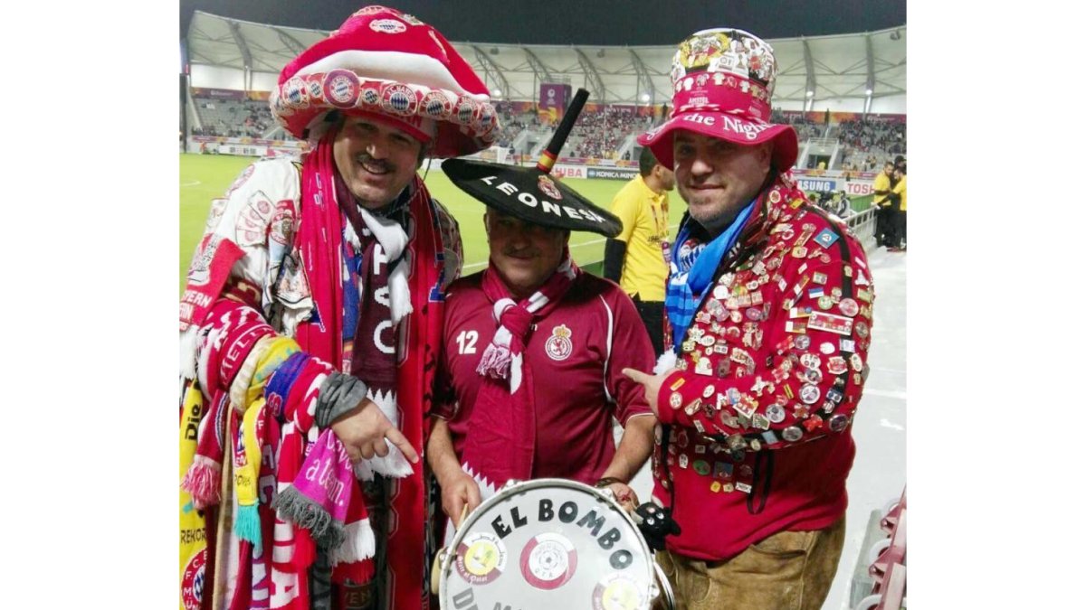 Magín el del bombo animó junto al resto de una delegación leonesa que se reencontró con el ex técnico culturalista Javier Cabello.