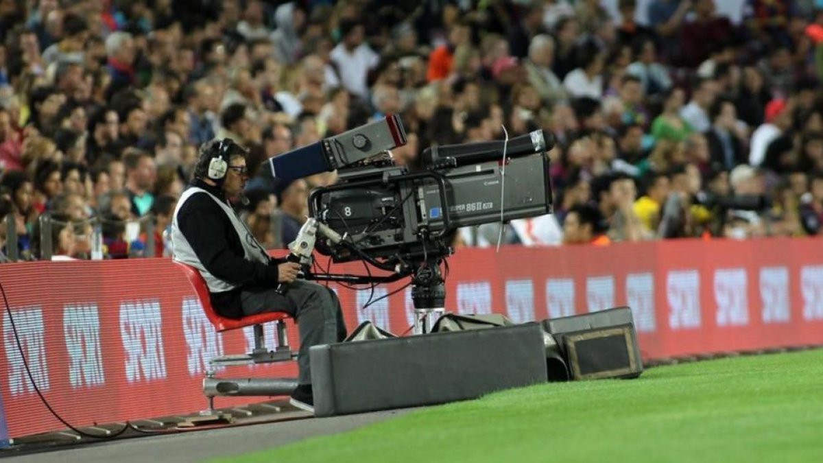 Cámara de televisión durante la retransmisión de un partido de fútbol.