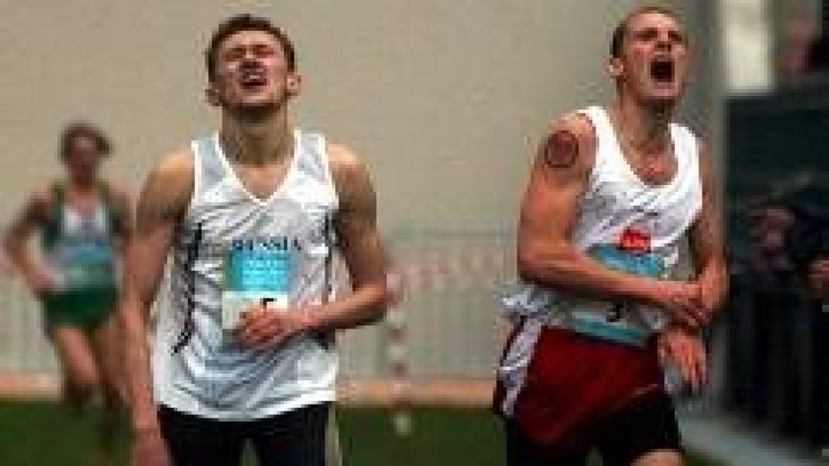 El ruso Sabirhuzin y el polaco Horbacz llegan a la meta exhaustos por el esfuerzo realizado