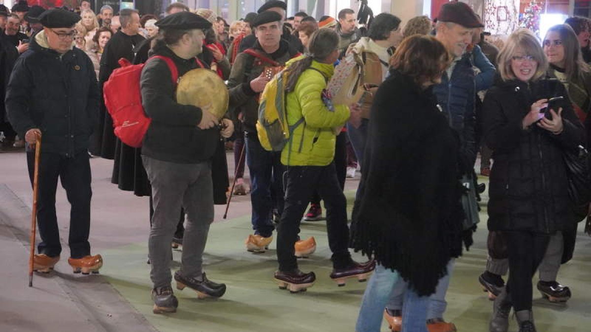 La madreñada partió de Guzmán y subió por Ordoño II y Ancha hasta la plaza de Regla. J. NOTARIO.