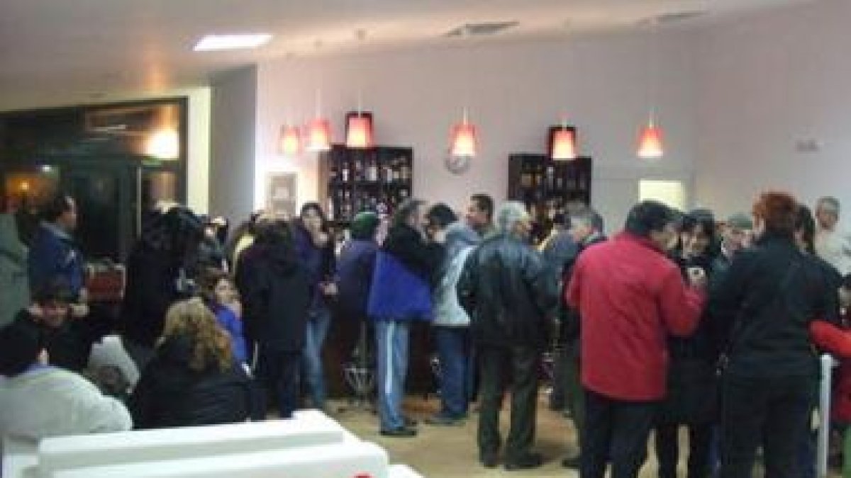 Los vecinos disfrutaron de la cafetería del nuevo centro cívico.