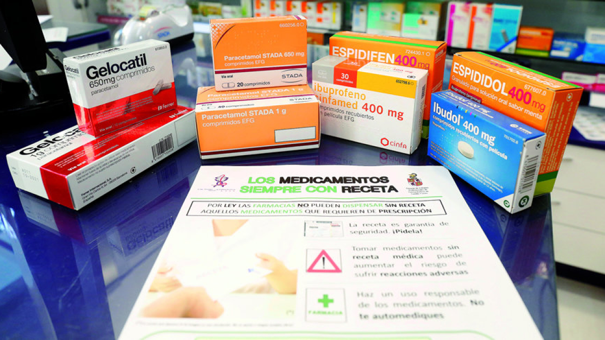 Cajas de paracetamol e ibuprofeno en una farmacia de León, con los indicativos de la recomendación de receta.FERNANDO OTERO