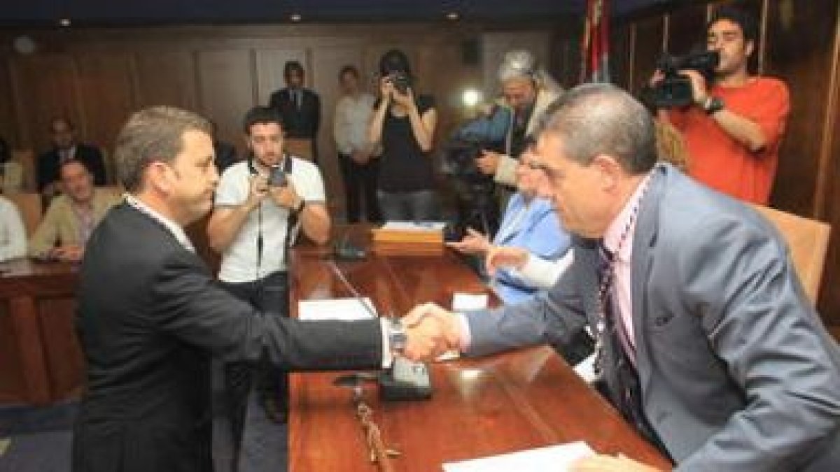 Riesco y Álvarez se saludaron con cara de circunstancias en la investidura del 11 de junio.