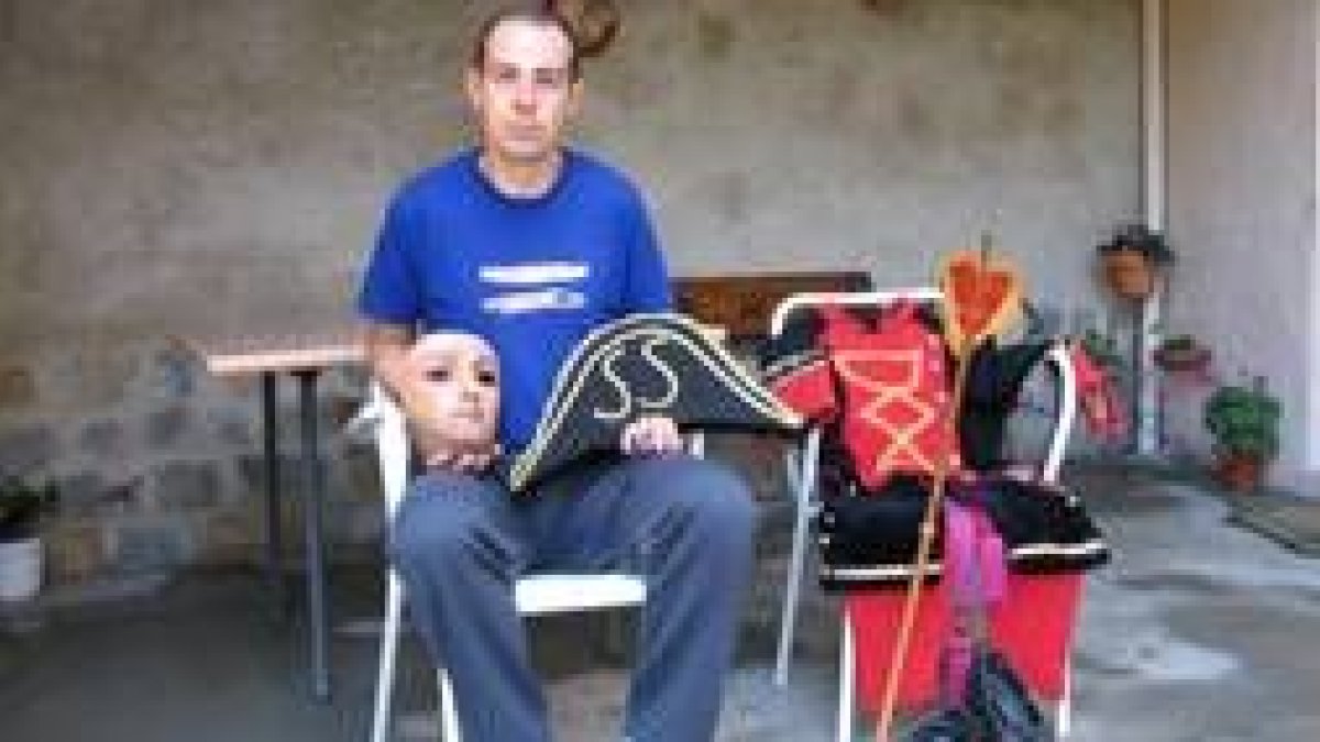 El joven de 29 años posa con las ropas típicas del personaje
