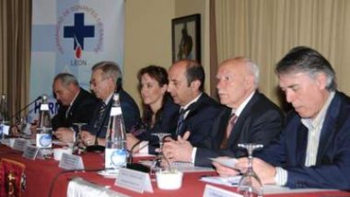 Francisco Álvarez y Francisco Castañón presidieron ayer la asamblea de donantes.