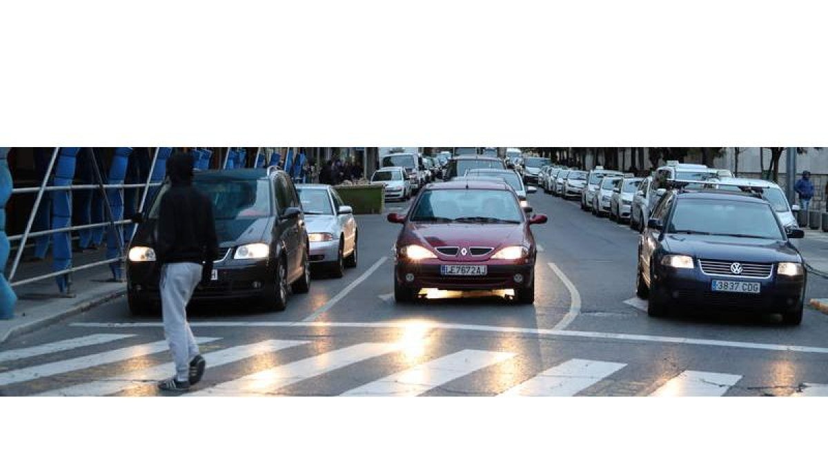 La desembocadura de la calle Ramón y Cajal pasará a tener sólo dos carriles. RAMIRO