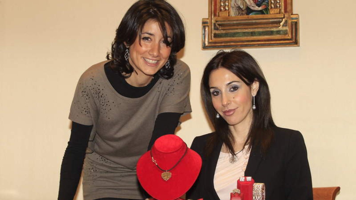 Susana Pérez, hija del fundador y actual responsable de la casa, junto a Eva Pertejo, encargada de la tienda en León.