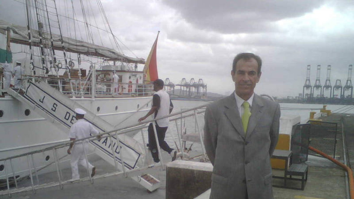 José Manuel, junto al Juan Sebastián Elcano, en Panamá.