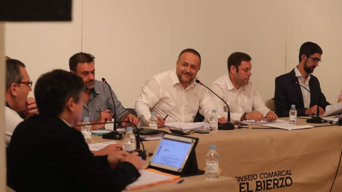 Un momento de la sesión celebrada ayer en las instalaciones de Caja España en Ponferrada. L. DE LA MATA