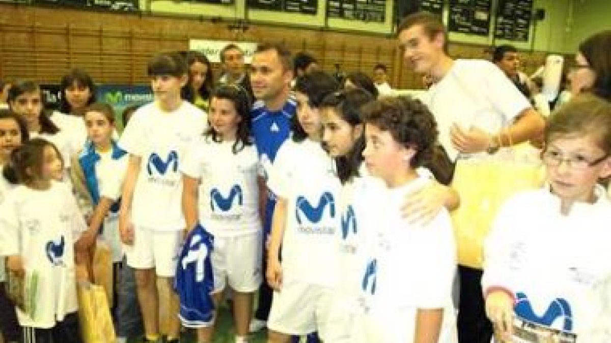 Marquinho con el equipo de Cistierna, campeón de fútbol sala femenino de Castilla y León