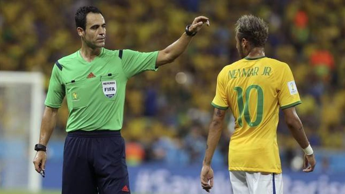 Velasco Carballo y Neymar, en el Brasil-Colombia.