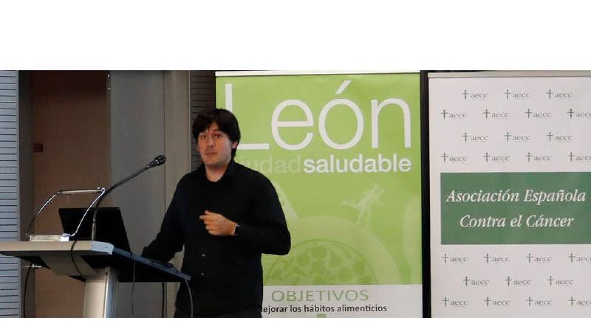 Un momento de la conferencia del investigador Borja Sánchez en el salón de actos del Ayuntamiento. JESÚS F. SALVADORES