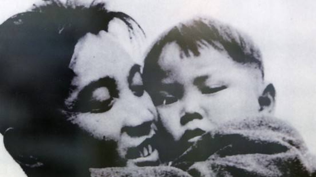 Kim Il-Sung, el 'presidente eterno' y fundador de Corea del Norte, sostiene a su hijo, Kim Jong-Il, en 1946.