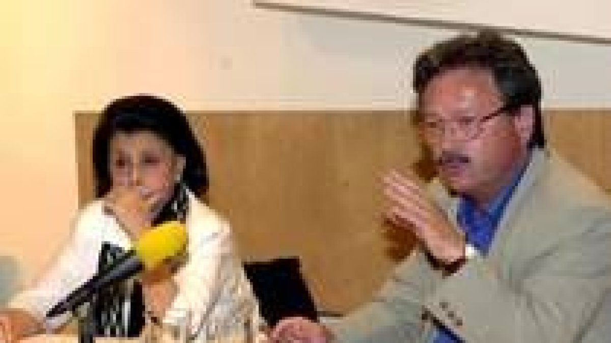 El autor canario, junto a la escritora Blanca Varela
