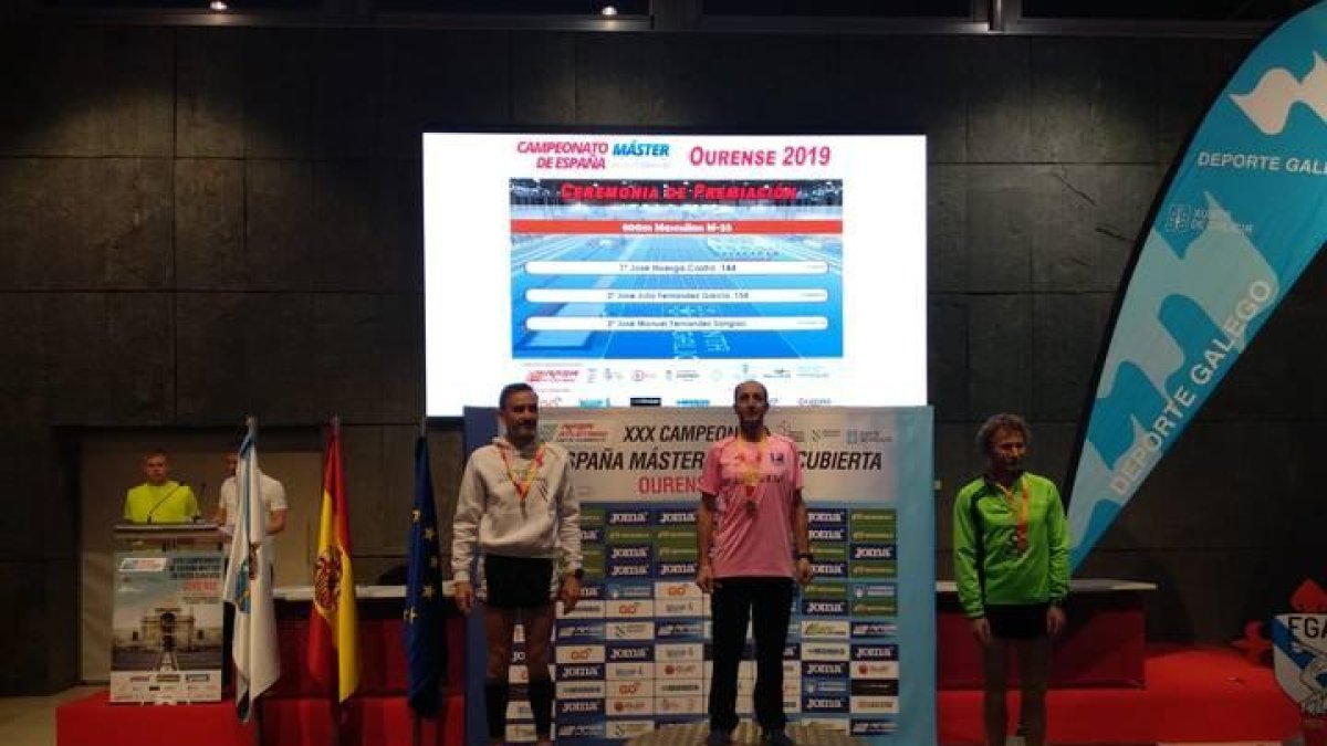 José Huerga, en lo alto del podio tras lograr la victoria en el Nacional de 800 metros. JOSE H. C.