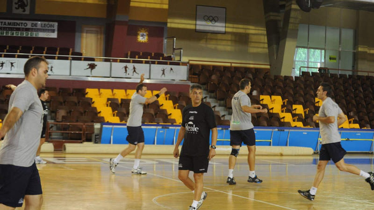 Isidoro Martínez en un entrenamiento de pretemporada con el Reale Ademar.