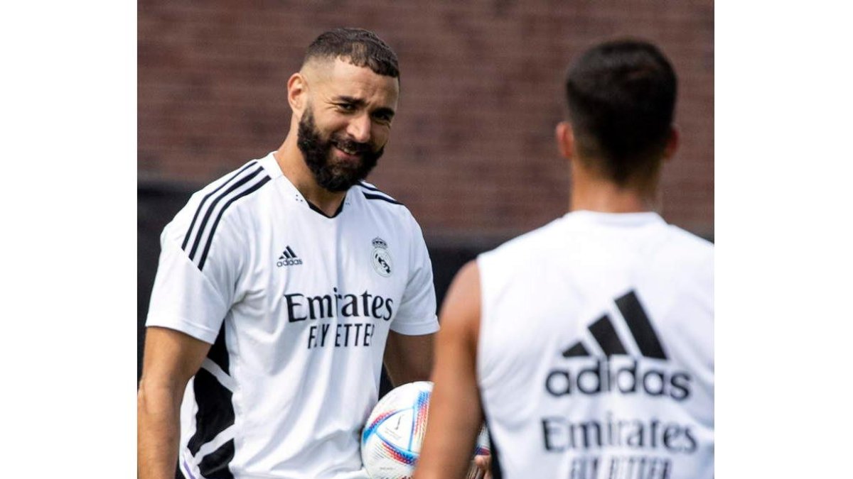 Benzema ya entrena con el resto de sus compañeros. ETIENNE LAURENT