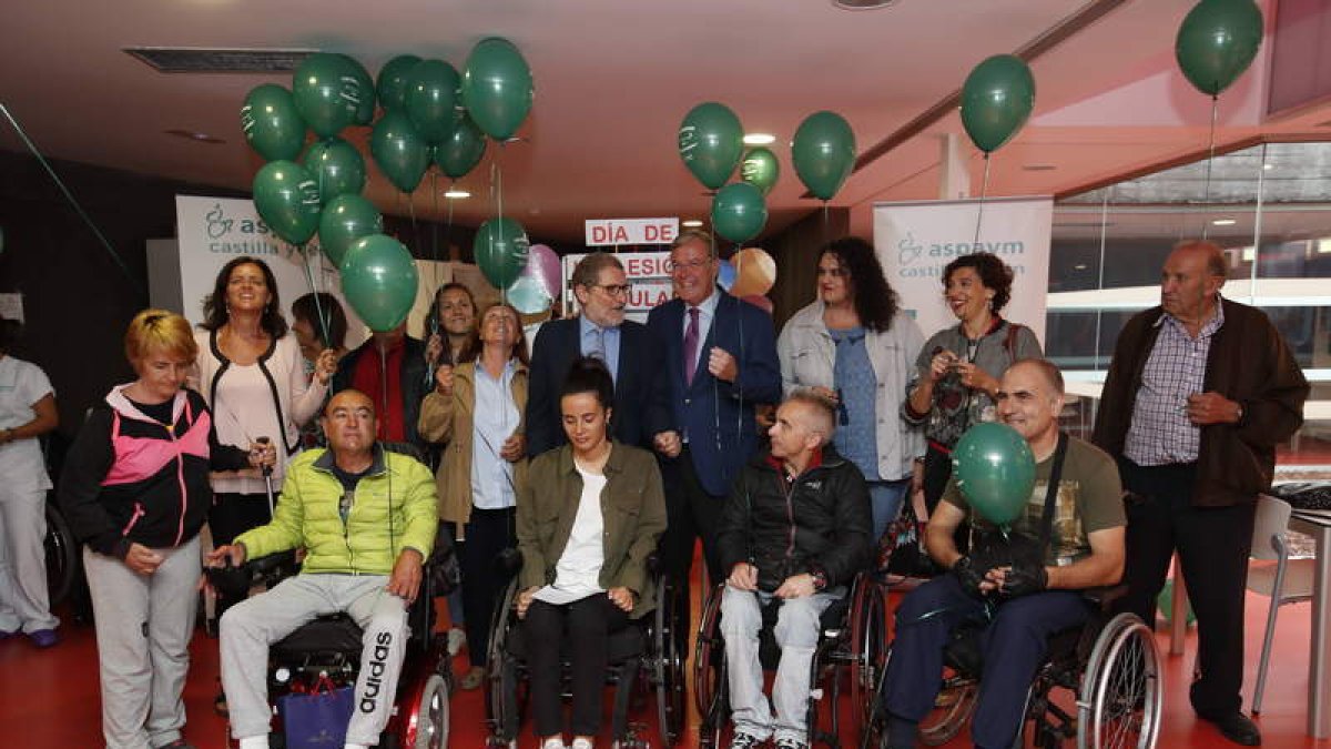 Personas afectadas y autoridades enarbolaron ayer los globos verdes en Aspaym. RAMIRO