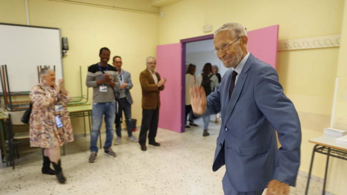 Carballo, ayer, votando a primera hora. L. DE LA MATA