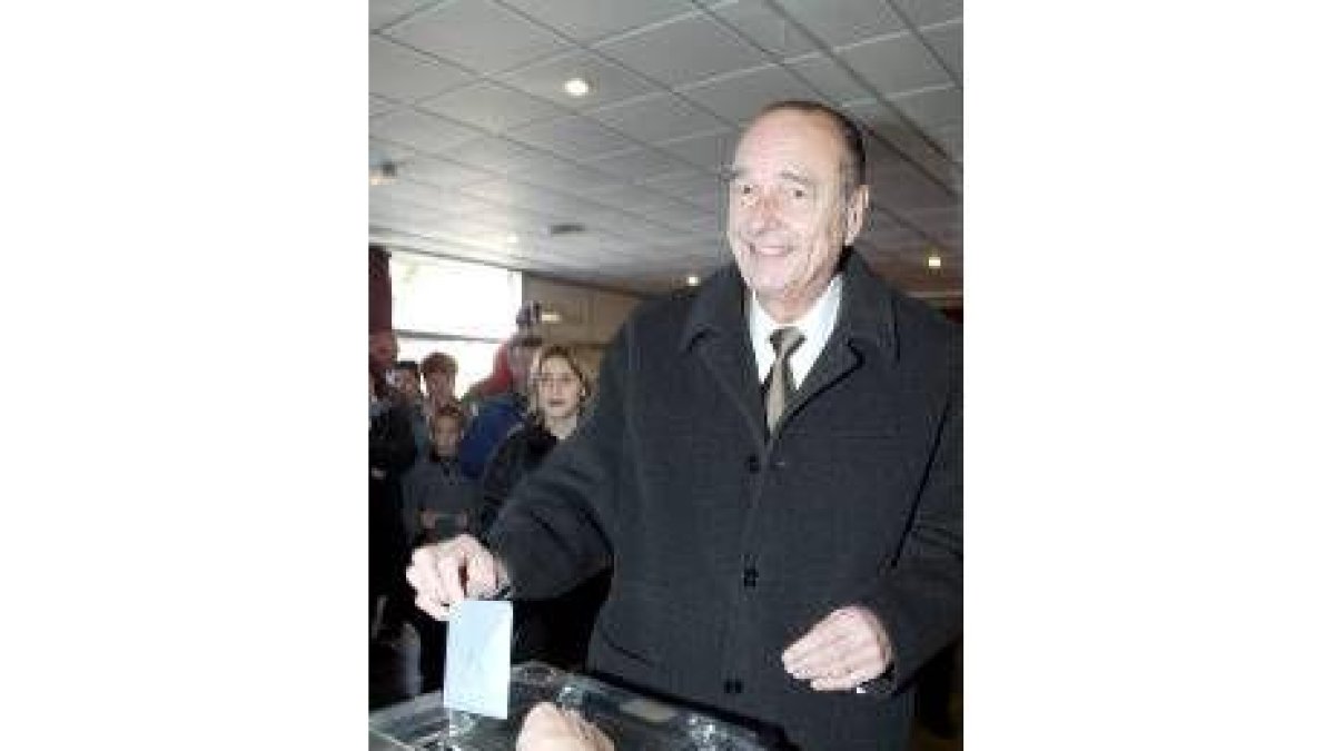 El presidente francés, Jaques Chirac, mientras ejerce su derecho al voto