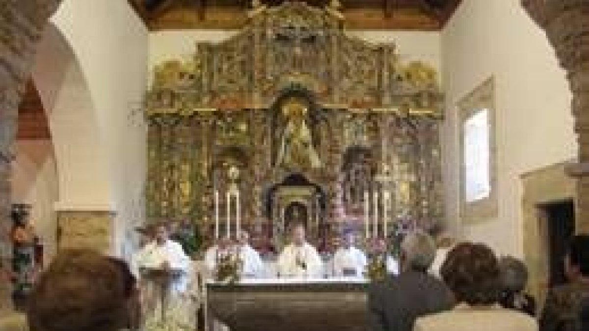 Un momento de la misa con la que quedó inaugurada la primera fase de las obras de mejora del templo