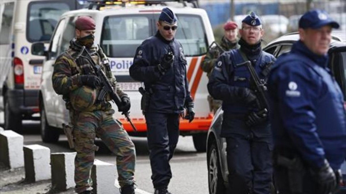 Miembros de las fuerzas de seguridad controlan el acceso al aeropuerto de Zaventem, ayer en Bruselas.