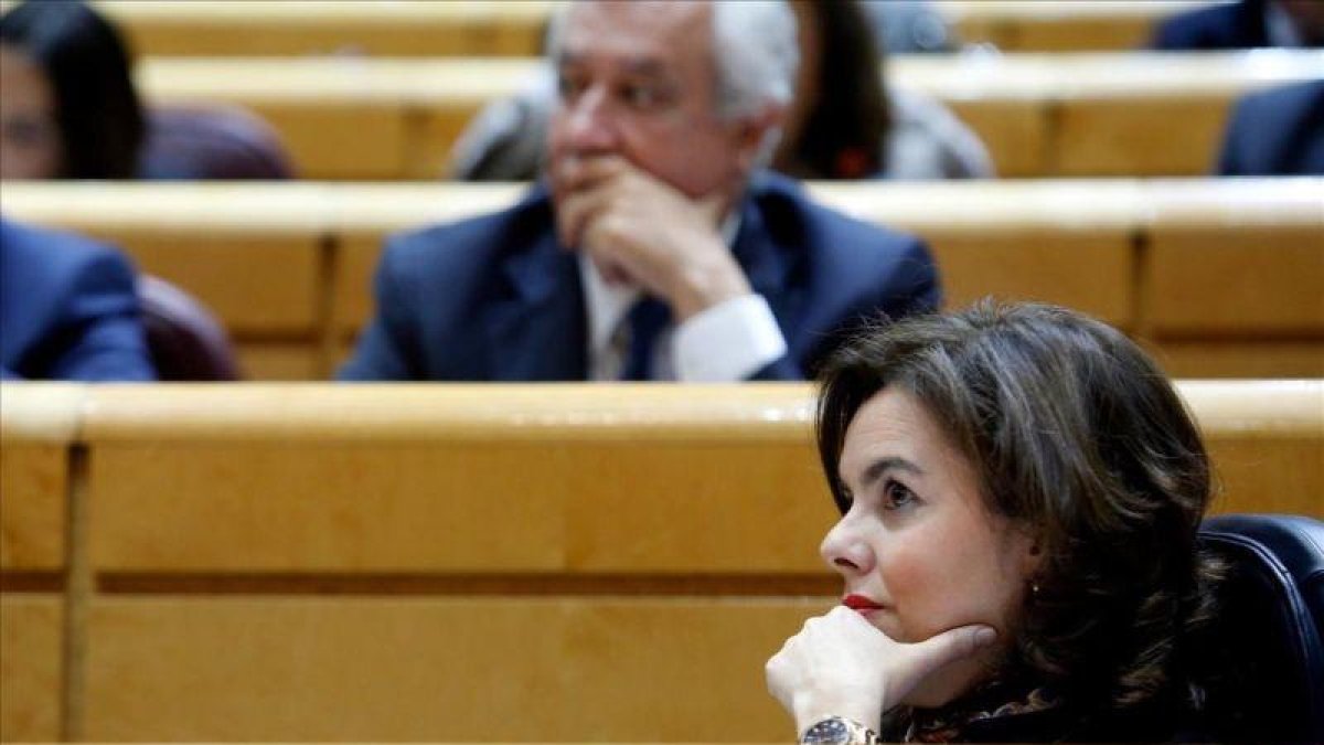 La vicepresidenta y ministra de presidencia y asuntos territoriales, Soraya Sáenz de Santamaría, este martes en el Senado.