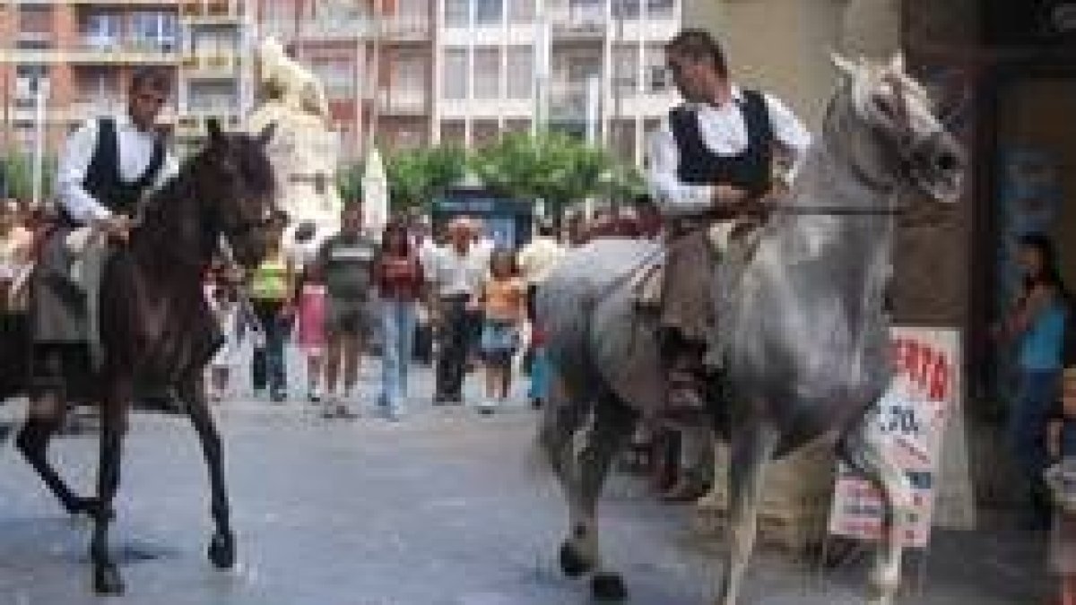Los caballos y sus jinetes pasearon por las calles de la ciudad antes del espectáculo ecuestre