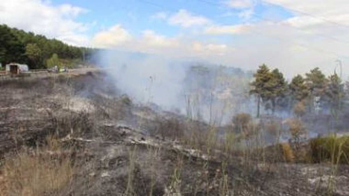 El fuego arrasó dos hectáreas de matorral y pino en el enlace de la N-VI con Ponferrada.