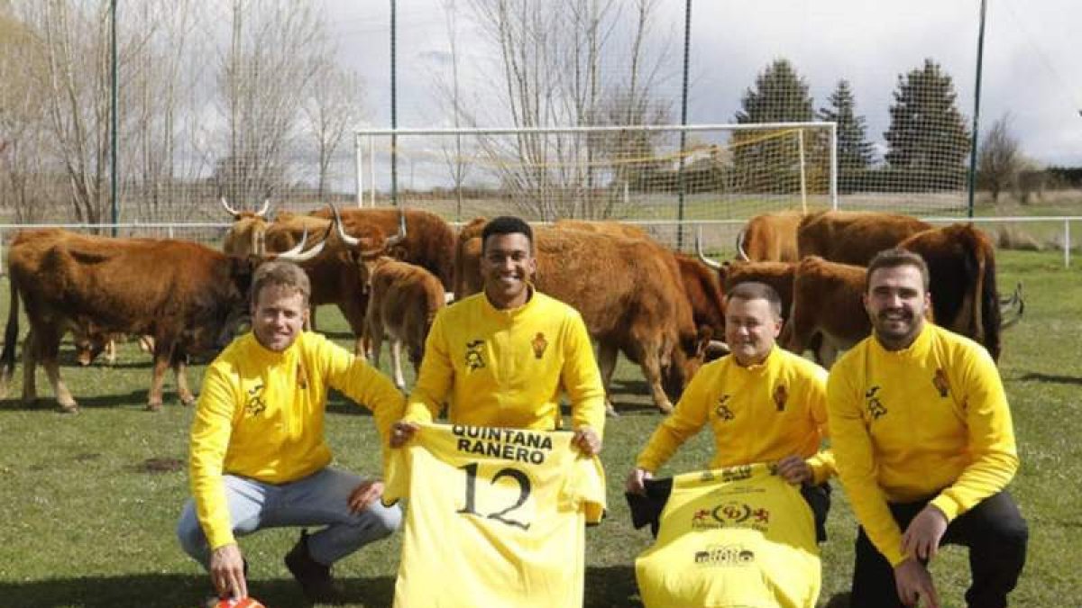 Miembros del equipo de fútbol del Quintana de Raneros CF, organizadores del evento, junto a las vacas que repartirán suerte. M. P.