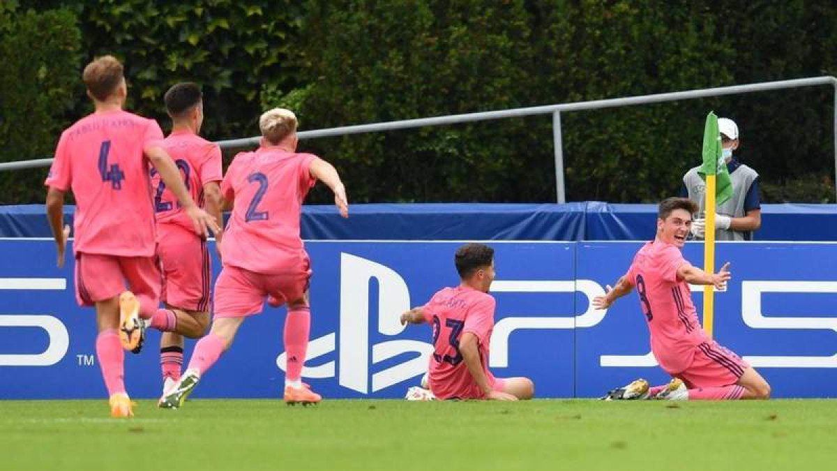 Iván Morante (23) celebra con su compañero Dotor (8) el segundo gol del Real Madrid. LAFABRICACRM