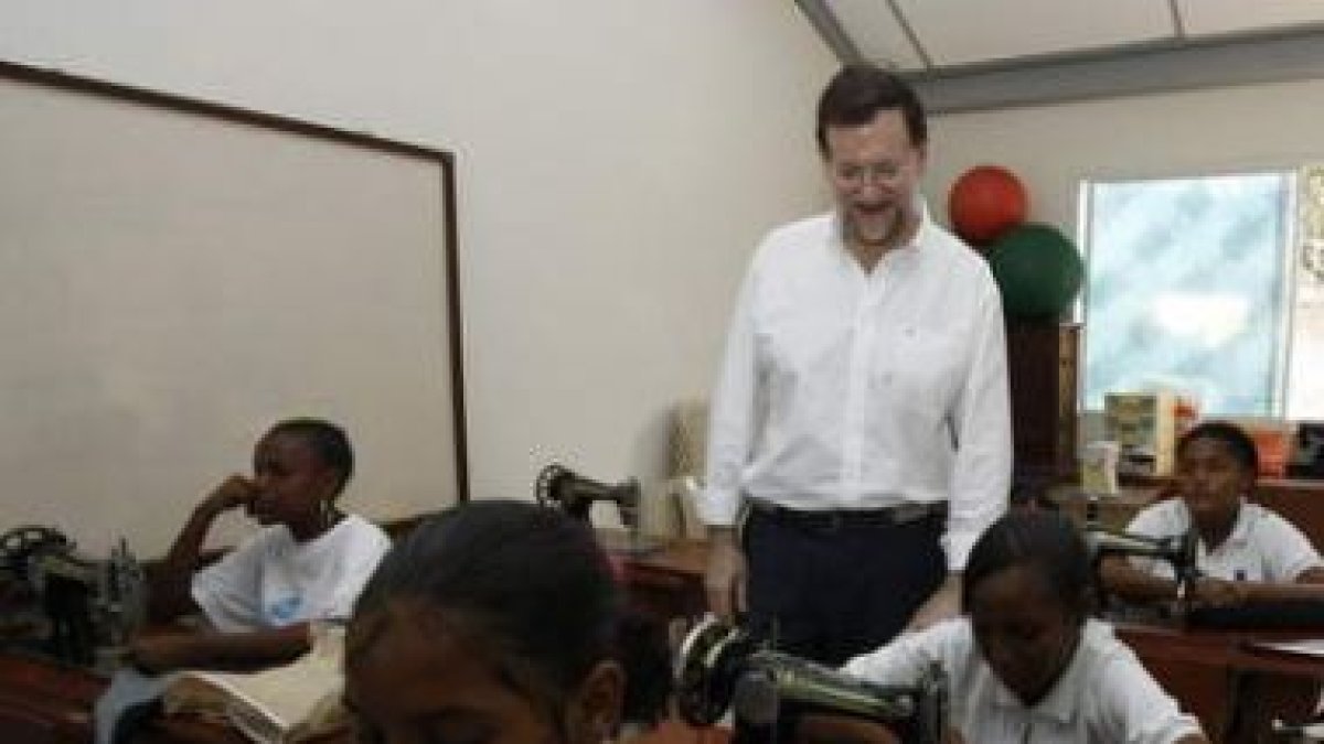 Rajoy visita un proyecto para adolescentes de Cartagena.