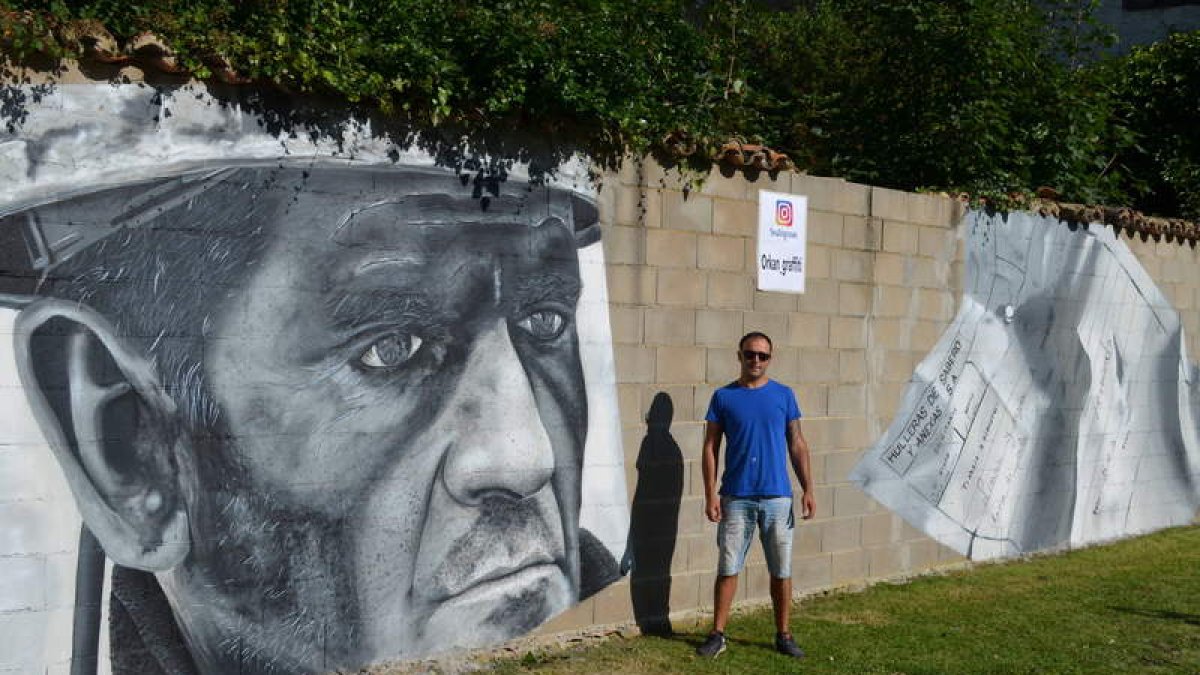 El famoso grafitero dentante de su obra. FIRMA