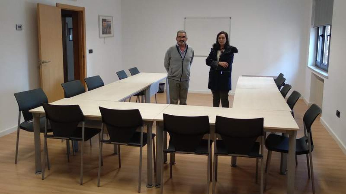 La alcaldesa y un concejal en la nueva sala polivalente donde se impartirán los cursos de inglés. DL