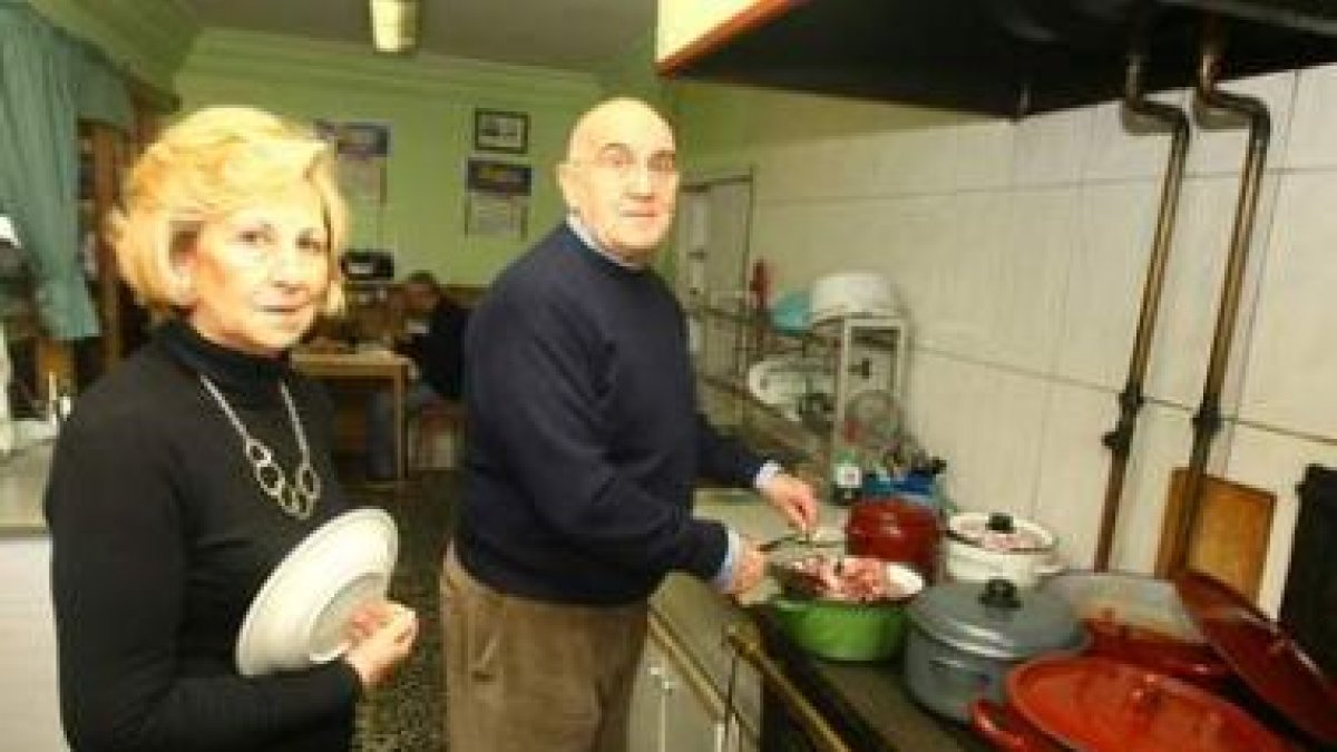 Nino, ayer a sus 68 años con su esposa Dorita, pone el colofón a la saga familiar de Casa Cubelos.