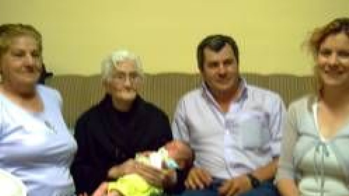 Foto de familia, con el pequeño Luis Ángel en brazos de la más anciana