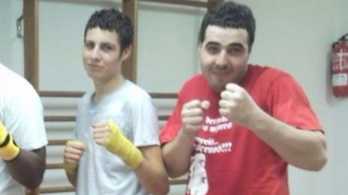 Abdelhak, con camiseta roja, practicaba kickboxing en el gimnasio de Arbúcies.