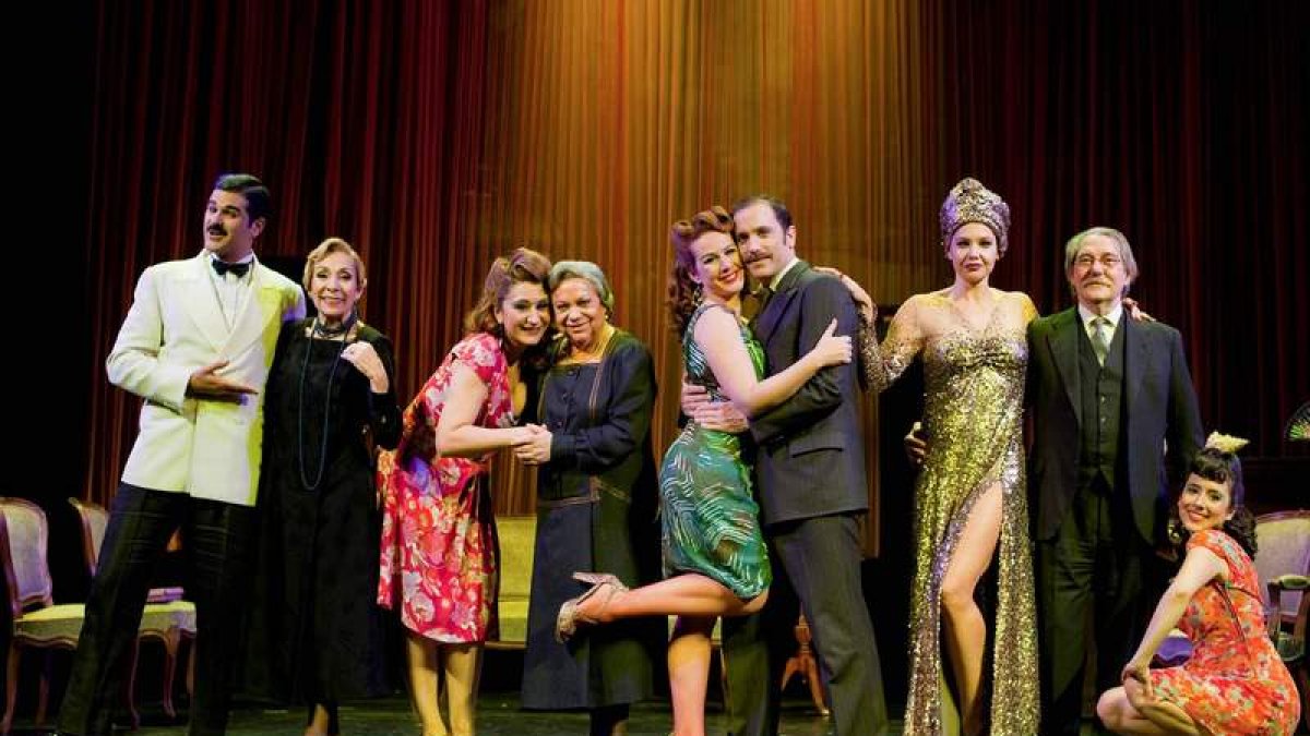 Foto de familia de los actores que protagonizan la nueva versión de ‘Maribel y la extraña familia’