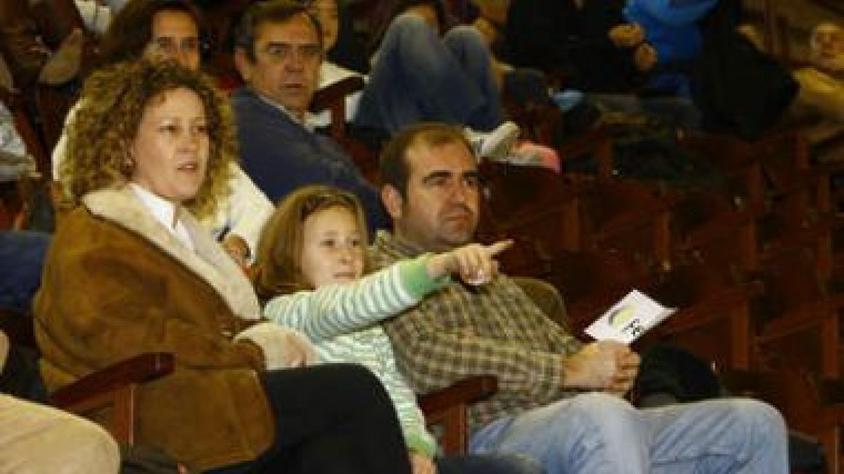 Luci Pascua intenta librarse del marcaje de la jugadora del Sóller Gisela Vega en un partido muy int