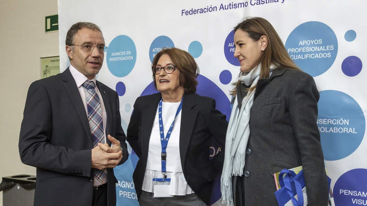 Pablo Rodríguez, Simona Palacios la concejala del Ayuntamiento de Burgos, y Gema Conde. SANTI OTERO