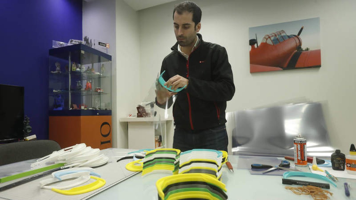 Jesús Fernández en León 3D, que en estos días ha donado más de 2.000 viseras protectoras a los sanitarios leoneses.
