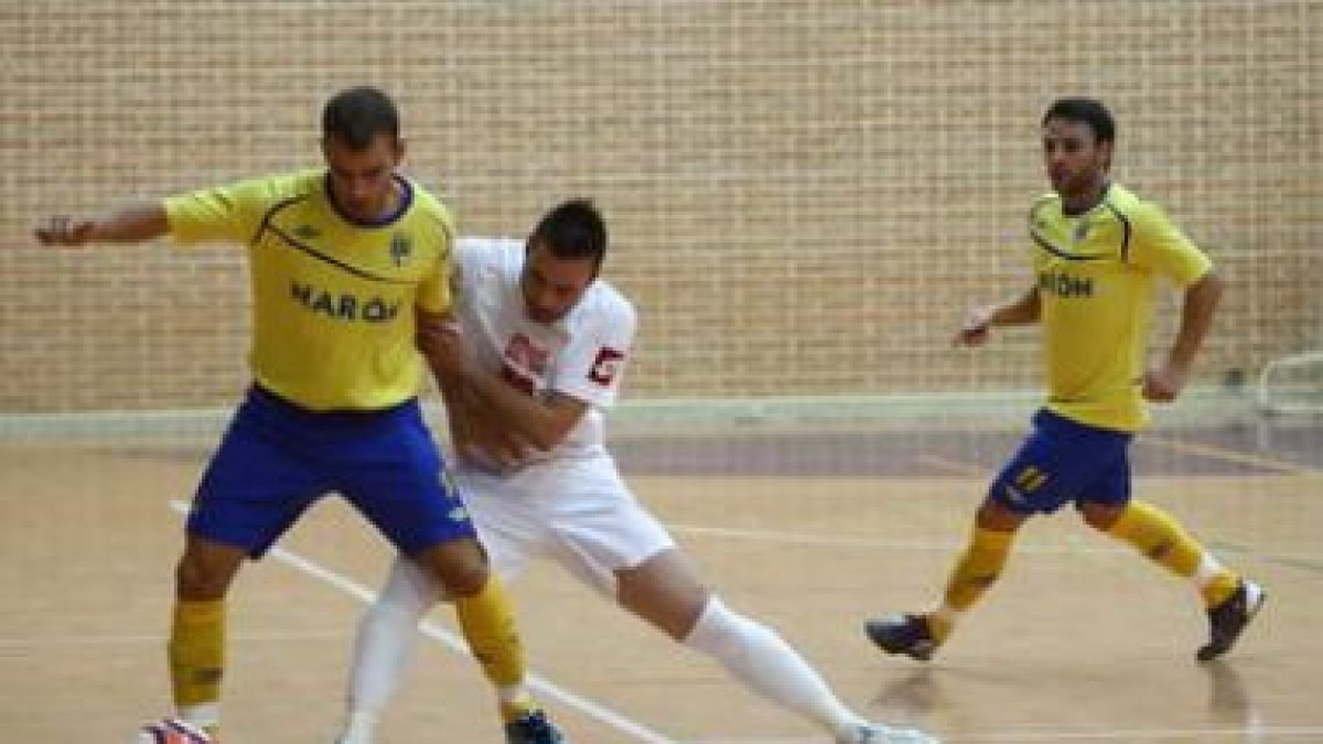 Omar, de blanco, es duda en el equipo leonés.