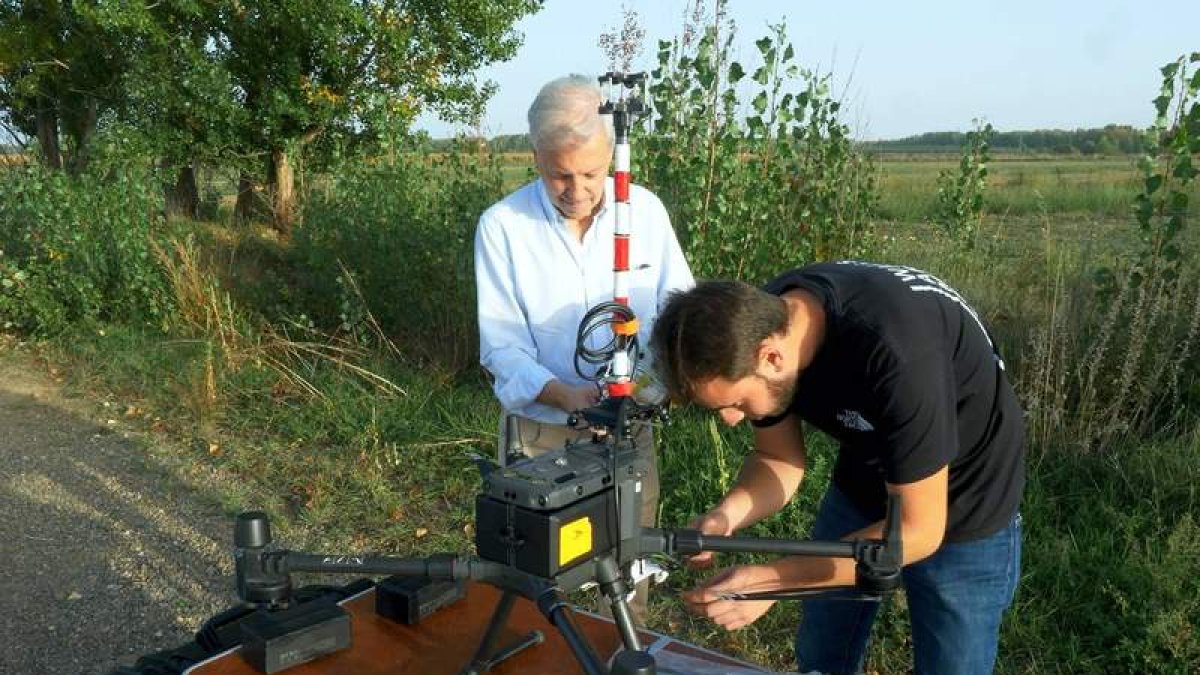 Los investigadores leoneses durante uno de los proyectos que llevan a cabo. DL