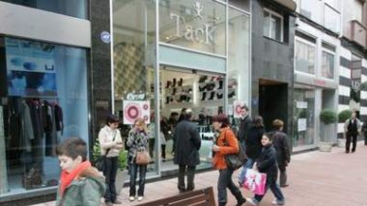 Imagen de una de las calles más comerciales del centro de Ponferrada