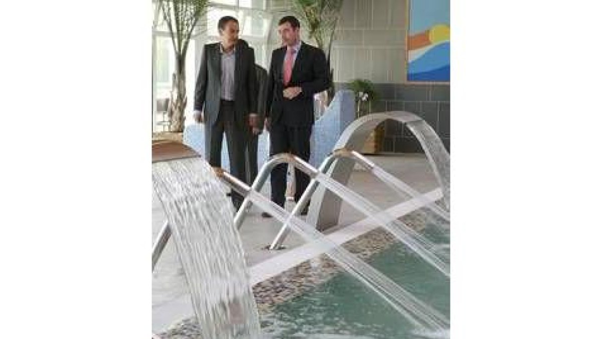 Zapatero y el alcalde Tomás Gómez, en la «playa de Madrid»