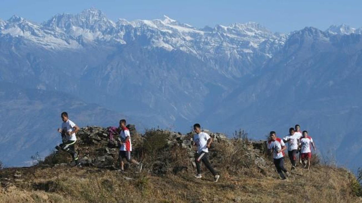 Los monjes budistas se entrenan para el ultramaratón del Himalaya.