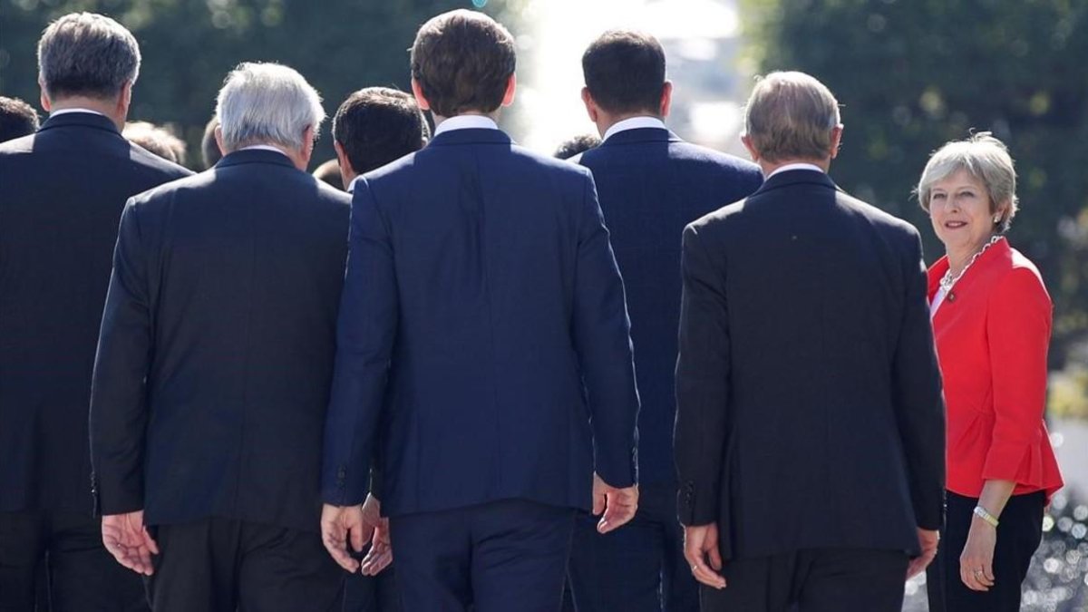 La premier británica Theresa May llega al lugar donde se realiza la foto de familia de la cumbre de la UE en Salzburgo, el 20 de septiembre del 2018.
