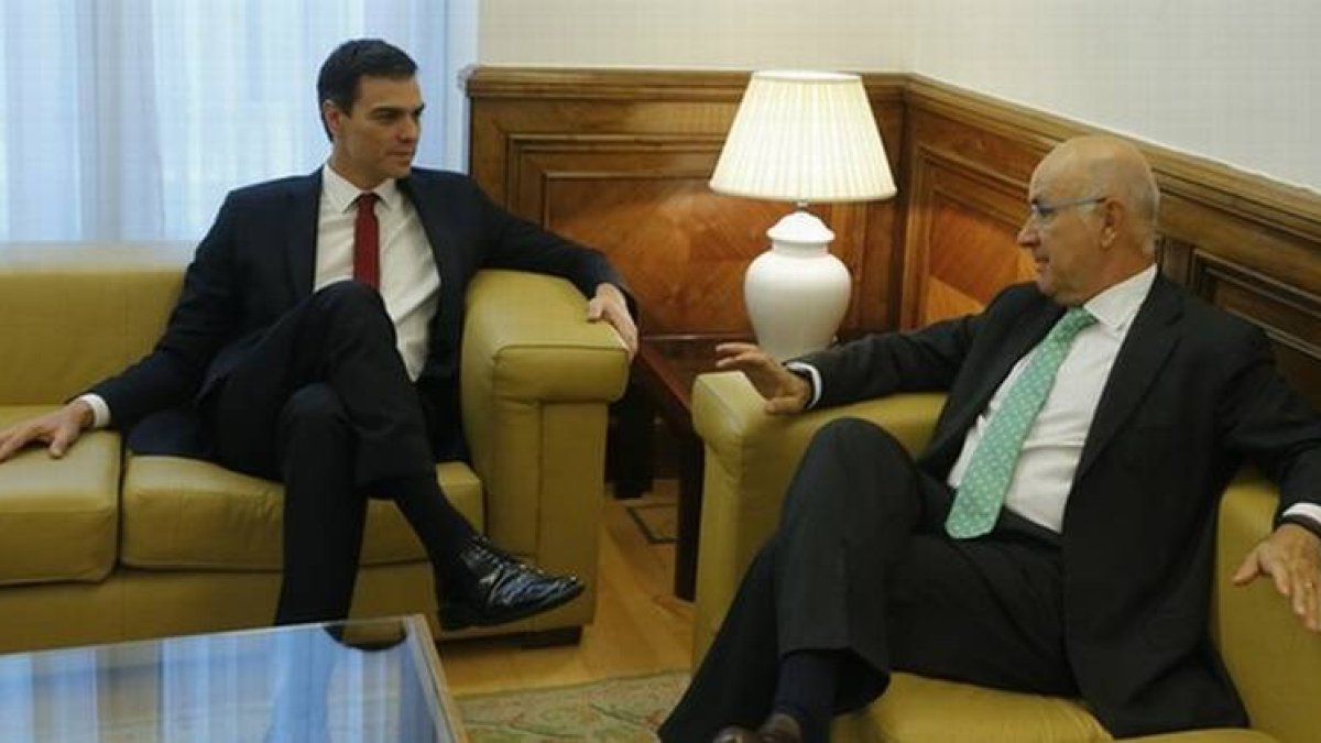 Pedro Sánchez y Josep Antoni Duran Lleida, durante su encuentro este miércoles, en el Congreso de los Diputados.