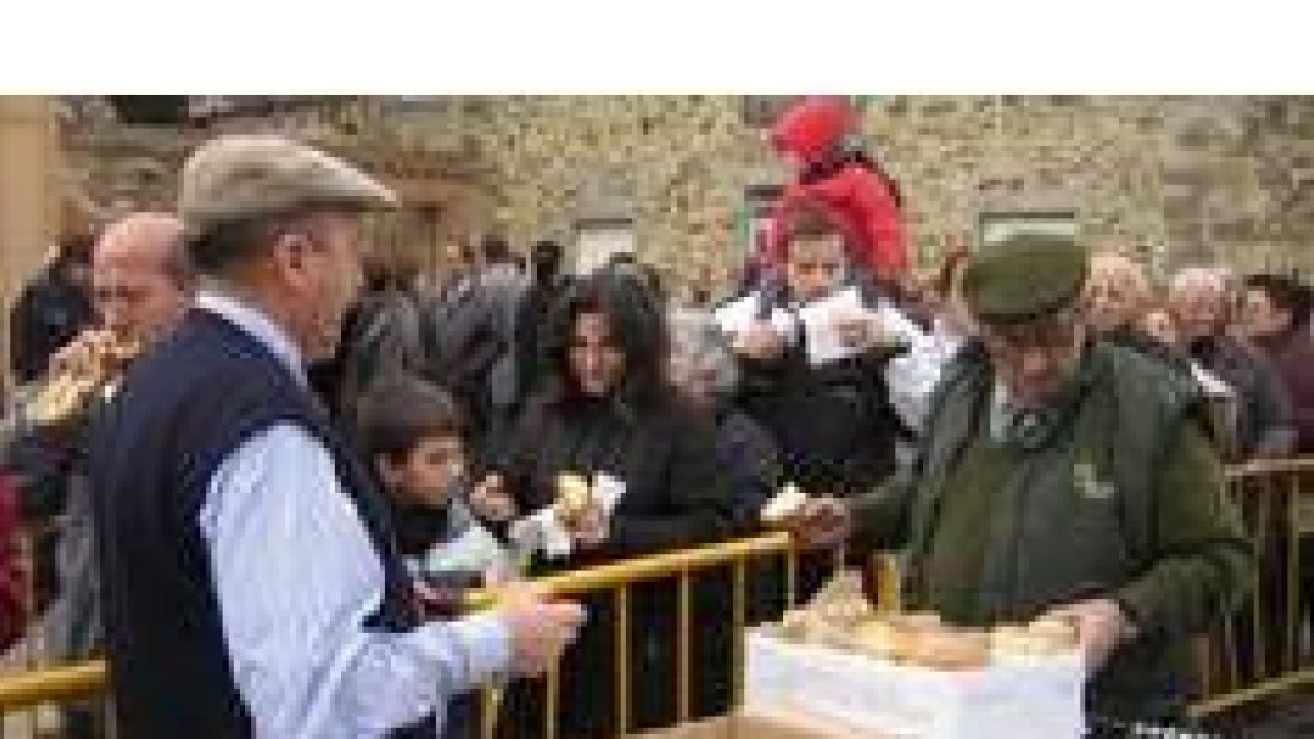 Un momento de la invitación popular a chorizo, vino y pastas en San Mamés de la Vega