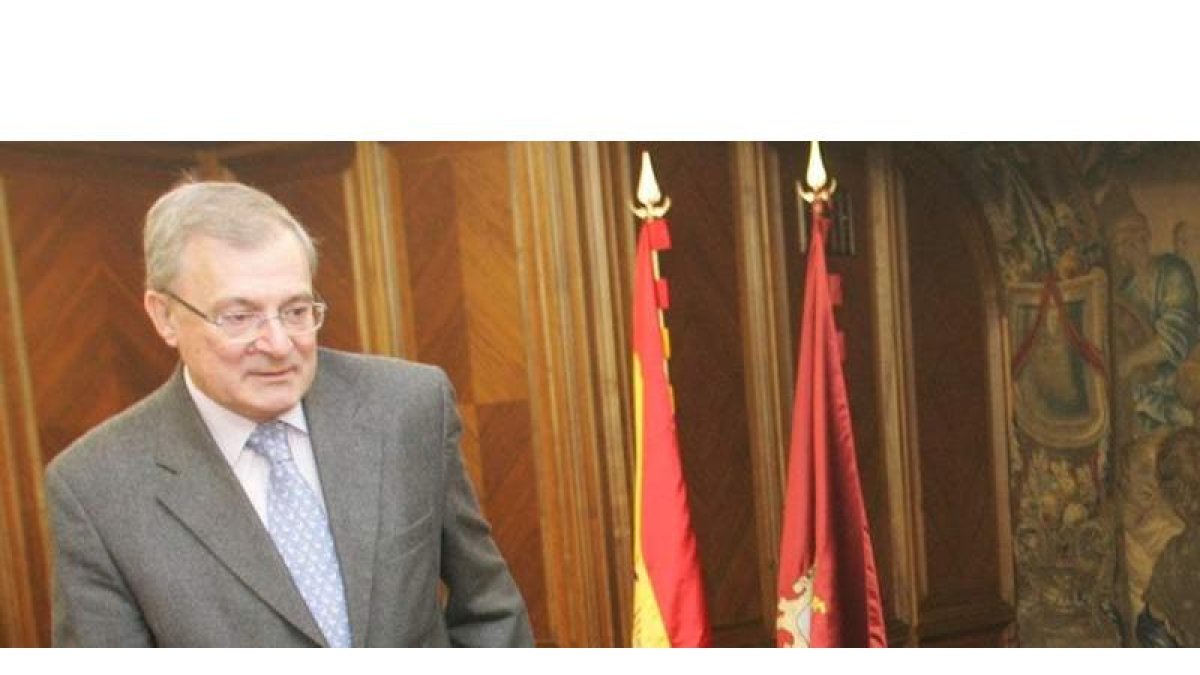 Manuel Azuaga, presidente de Unicaja Banco, durante una de sus visitas a León mientras negociaba la absorción de Banco Ceiss.